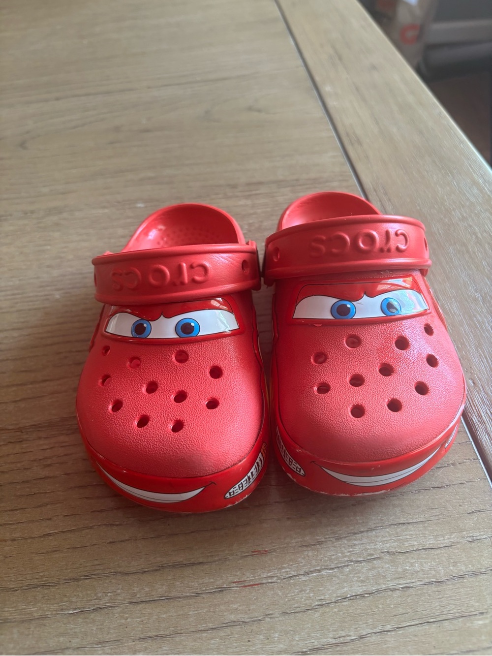 RARE CROCS KIDS/TODDLER SOLD OUT LIGHT UP DISNEY PIXAR CARS MCQUEEN C9
